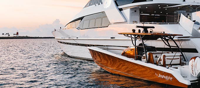 Center-console yacht tender